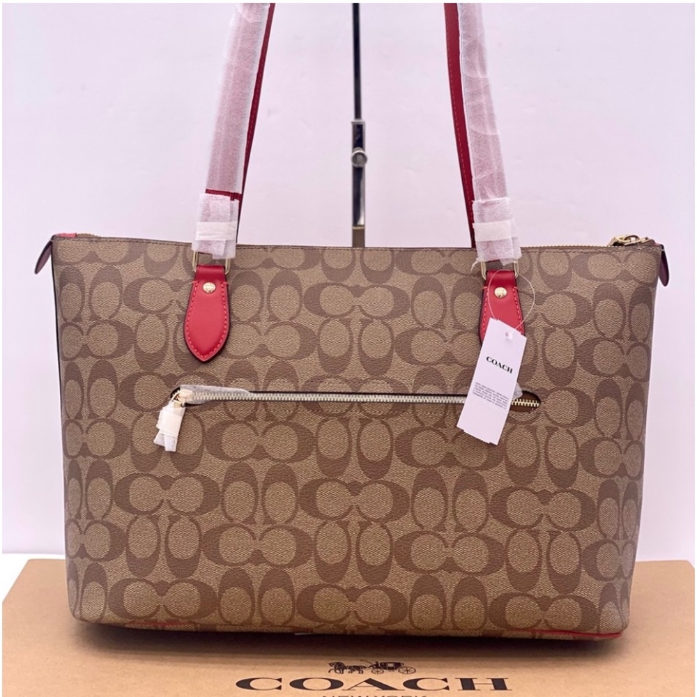 Coach Gallery Tote In
Signature Canvas
$178 $378 - Picture 7 of 14